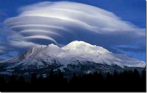ufo-shaped-lenticular-clouds-altocumulus-lenticularis-are-stationary-lens-shaped-clouds-that-form-in-the-troposphere-normally-in-perpendicular-alignment-to-the-wind-direction