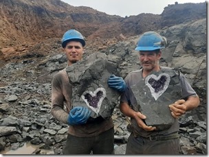 Miners-Find-Heart-Shaped-Geode_0-x