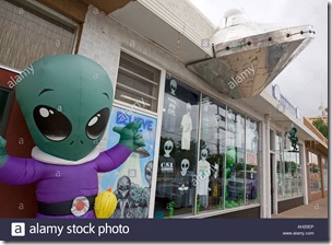 an-inflatable-alien-outside-a-souvenir-shop-in-roswell-new-mexico-AH20EP