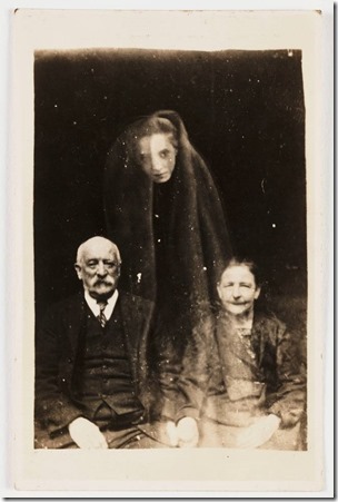 08-spooky-family-picture-gettyimages-90769065