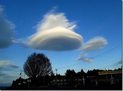 Lenticular-cloud-Richard-Doyle-at-Qualicum-Beach-BC-Canada-Apr-11-2014