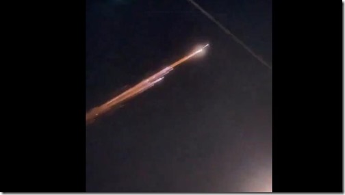 35456642-die-aufnahme-zeigt-wie-der-starlink-satellit-am-27-august-2024-ueber-den-himmel-zieht-Rv73