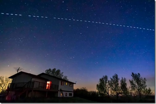 40796274-die-starlink-satelliten-ziehen-ueber-den-himmel-fotografiert-im-mai-2023-archivbild-NS73