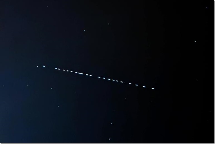 40796304-je-frueher-nach-dem-start-man-die-starlink-satelliten-beobachtet-desto-naeher-sind-sie-noch-zusammen-archivbild-Qy73